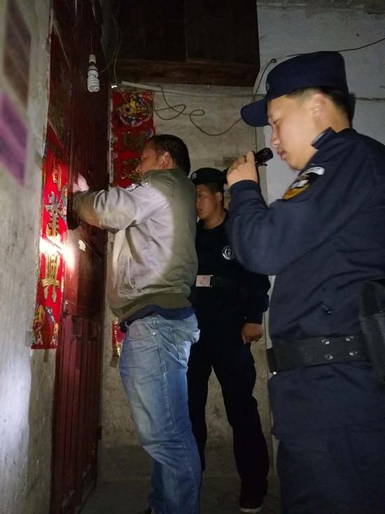 册亨县正气锁业开锁网粗心妈妈误将幼女锁家中 